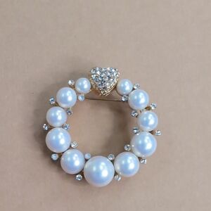 Elegant Gold and White Pearl Brooch